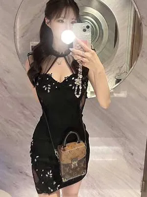 茜